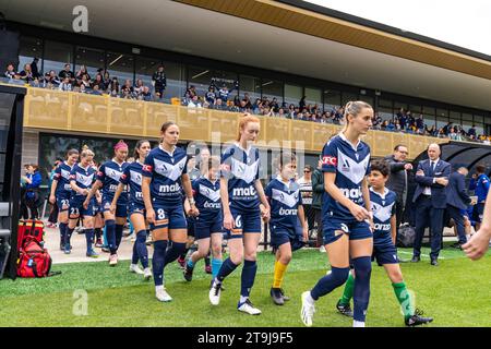 Bundoora, Australien. 26. November 2023. Melbourne Victory-Spieler gehen auf das Spielfeld. Quelle: James Forrester/Alamy Live News Stockfoto