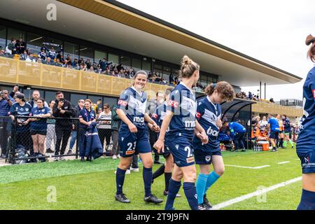 Bundoora, Australien. 26. November 2023. Melbourne Victory-Spieler gehen auf das Spielfeld. Quelle: James Forrester/Alamy Live News Stockfoto