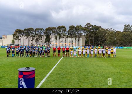 Bundoora, Australien. 26. November 2023. Melbourne Victory (links), Central Coast Mariners (rechts) und Match Officers (Mitte) stehen vor dem Spiel an. Quelle: James Forrester/Alamy Live News Stockfoto