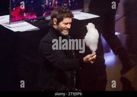 Offenburg, Deutschland, 25. November 2023: Howard Donald mit Zuckerwatte in der deutschen TV-Show 'Wetten, dass..?', Credit: Karsten Socher Fotografie/Alamy Live News Stockfoto