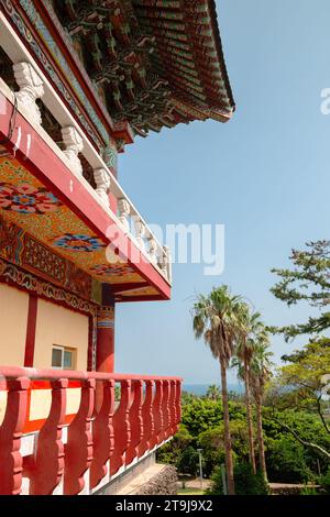 Yakcheonsa Tempel mit Palme auf der Insel Jeju, Korea Stockfoto