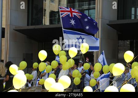 Sydney, Australien. November 2023. Pro-israelische Demonstranten schließen sich in Martin Place zusammen, um das Bewusstsein zu schärfen und sich solidarisch für die sichere Rückkehr der Geiseln und den Kampf gegen den Antisemitismus einzusetzen. Richard Milnes/Alamy Live News Stockfoto