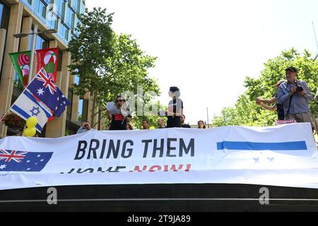 Sydney, Australien. November 2023. Pro-israelische Demonstranten schließen sich in Martin Place zusammen, um das Bewusstsein zu schärfen und sich solidarisch für die sichere Rückkehr der Geiseln und den Kampf gegen den Antisemitismus einzusetzen. Richard Milnes/Alamy Live News Stockfoto