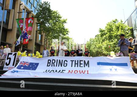 Sydney, Australien. November 2023. Pro-israelische Demonstranten schließen sich in Martin Place zusammen, um das Bewusstsein zu schärfen und sich solidarisch für die sichere Rückkehr der Geiseln und den Kampf gegen den Antisemitismus einzusetzen. Richard Milnes/Alamy Live News Stockfoto