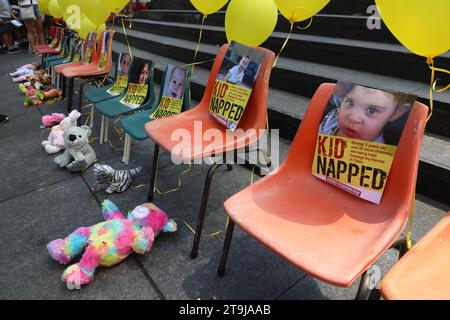 Sydney, Australien. November 2023. Pro-israelische Demonstranten schließen sich in Martin Place zusammen, um das Bewusstsein zu schärfen und sich solidarisch für die sichere Rückkehr der Geiseln und den Kampf gegen den Antisemitismus einzusetzen. Richard Milnes/Alamy Live News Stockfoto