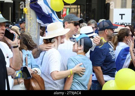 Sydney, Australien. November 2023. Pro-israelische Demonstranten schließen sich in Martin Place zusammen, um das Bewusstsein zu schärfen und sich solidarisch für die sichere Rückkehr der Geiseln und den Kampf gegen den Antisemitismus einzusetzen. Richard Milnes/Alamy Live News Stockfoto