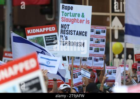 Sydney, Australien. November 2023. Pro-israelische Demonstranten schließen sich in Martin Place zusammen, um das Bewusstsein zu schärfen und sich solidarisch für die sichere Rückkehr der Geiseln und den Kampf gegen den Antisemitismus einzusetzen. Richard Milnes/Alamy Live News Stockfoto