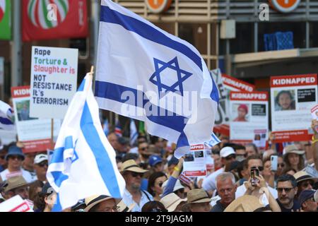 Sydney, Australien. November 2023. Pro-israelische Demonstranten schließen sich in Martin Place zusammen, um das Bewusstsein zu schärfen und sich solidarisch für die sichere Rückkehr der Geiseln und den Kampf gegen den Antisemitismus einzusetzen. Richard Milnes/Alamy Live News Stockfoto