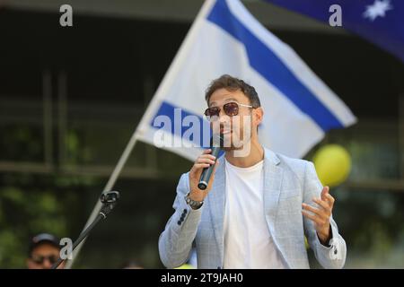 Sydney, Australien. November 2023. Pro-israelische Demonstranten schließen sich in Martin Place zusammen, um das Bewusstsein zu schärfen und sich solidarisch für die sichere Rückkehr der Geiseln und den Kampf gegen den Antisemitismus einzusetzen. Richard Milnes/Alamy Live News Stockfoto