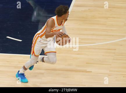 Washington, USA. November 2023. WASHINGTON, DC – 25. NOVEMBER: Atlanta Hawks schützen Trae Young (11) bei einem NBA-Spiel zwischen den Washington Wizards und den Atlanta Hawks am 25. November 2023 in der Capital One Arena in Washington, DC. (Foto: Tony Quinn/SipaUSA) Credit: SIPA USA/Alamy Live News Stockfoto