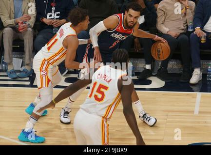 Washington, USA. November 2023. WASHINGTON, DC – 25. NOVEMBER: Tyus Jones (5) hält den Ball vor Trae Young (11), einem NBA-Spiel zwischen den Washington Wizards und den Atlanta Hawks, am 25. November 2023 in der Capital One Arena in Washington, DC. (Foto: Tony Quinn/SipaUSA) Credit: SIPA USA/Alamy Live News Stockfoto