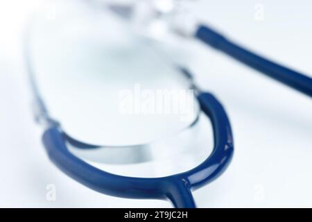 Medizinische Geräte - Teil des Stethoskops. Medizinischer Hintergrund. Stockfoto
