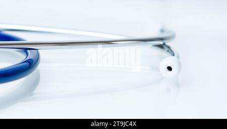 Nahaufnahme eines Stethoskops auf einem hellblauen Tisch. Stockfoto