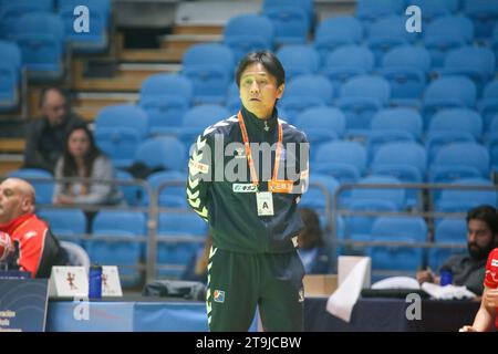 Santander, Spanien. November 2023. Santander, Spanien, 25. November 2023: Japanischer Trainer Shigeo Kusumoto am 2. Spieltag des spanischen Frauen-Turniers 2023 zwischen Serbien und Japan am 25. November 2023 im Palacio de los Deportes de Santander in Santander, Spanien. (Foto: Alberto Brevers/Pacific Press) Credit: Pacific Press Media Production Corp./Alamy Live News Stockfoto