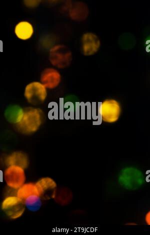 Bunte Kreise aus dunklem abstraktem Hintergrund Stockfoto