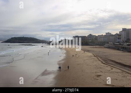 Santander, Spanien. November 2023. Santander, Spanien, 25. November 2023: Blick auf die Primera Playa del Sardinero während des täglichen Lebens in Santander, am 25. November 2023, in Santander, Spanien. (Foto: Alberto Brevers/Pacific Press) Credit: Pacific Press Media Production Corp./Alamy Live News Stockfoto