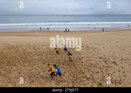 Santander, Spanien. November 2023. Santander, Spanien, 25. November 2023: Mehrere Menschen spielen Frisbee im Alltag in Santander, am 25. November 2023 in Santander, Spanien. (Foto: Alberto Brevers/Pacific Press) Credit: Pacific Press Media Production Corp./Alamy Live News Stockfoto