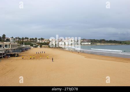 Santander, Spanien. November 2023. Santander, Spanien, 25. November 2023: Blick auf die Primera Playa del Sardinero während des täglichen Lebens in Santander, am 25. November 2023, in Santander, Spanien. (Foto: Alberto Brevers/Pacific Press) Credit: Pacific Press Media Production Corp./Alamy Live News Stockfoto