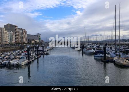 Santander, Spanien. November 2023. Santander, Spanien, 25. November 2023: Blick auf den Santander Pier während des täglichen Lebens in Santander, am 25. November 2023 in Santander, Spanien. (Foto: Alberto Brevers/Pacific Press) Credit: Pacific Press Media Production Corp./Alamy Live News Stockfoto