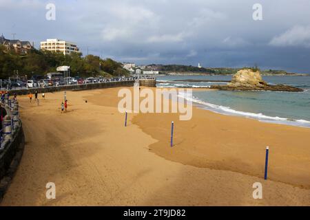 Santander, Spanien. November 2023. Santander, Spanien, 25. November 2023: Blick auf Playa del Camello während des täglichen Lebens in Santander, am 25. November 2023 in Santander, Spanien. (Foto: Alberto Brevers/Pacific Press) Credit: Pacific Press Media Production Corp./Alamy Live News Stockfoto