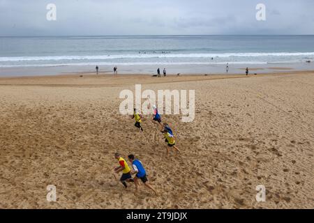 Santander, Kantabrien, Spanien. November 2023. Santander, Spanien, 25. November 2023: Mehrere Menschen spielen Frisbee im Alltag in Santander, am 25. November 2023 in Santander, Spanien. (Kreditbild: © Alberto Brevers/Pacific Press via ZUMA Press Wire) NUR REDAKTIONELLE VERWENDUNG! Nicht für kommerzielle ZWECKE! Stockfoto