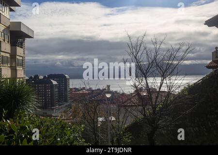 Santander, Kantabrien, Spanien. November 2023. Santander, Spanien, 25. November 2023: Blick auf das kantabrische Meer im Hintergrund während des täglichen Lebens in Santander, am 25. November 2023 in Santander, Spanien. (Kreditbild: © Alberto Brevers/Pacific Press via ZUMA Press Wire) NUR REDAKTIONELLE VERWENDUNG! Nicht für kommerzielle ZWECKE! Stockfoto