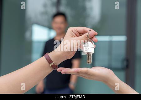 Hand erhält Schlüssel von neuem eigenen Haus Stockfoto