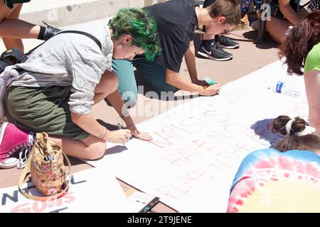 Alameda, KALIFORNIEN - 10. Juli 2022: Teilnehmer an der Jugend-LED-Kundgebung im Rathaus, um Banner zu ergänzen, gegen SCOTUS zu protestieren, Roe umzukippen, Abtreibung zu entfernen Stockfoto