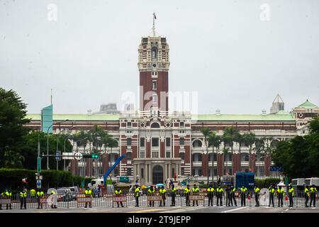 Die Polizei richtete am 26./11/2023 Barrieren ein, als Demonstranten entlang der Zhongshan South Road in der Nähe des Freiheitsplatzes, des Präsidentenamtes und des Außenministeriums in Taipei, Taiwan, marschierten und sich für Friedensgespräche zwischen Taiwan und China aussprachen. Der von der Friedens- und Antikriegsplattform, der Parallelregierung, der Linken Allianz und dem Hae Tide Think Tank organisierte Protest hebt die öffentliche Besorgnis über Taiwans geopolitische Haltung und die potenziellen Risiken einer Eskalation der Spannungen in der Straße von Taiwan hervor Stockfoto