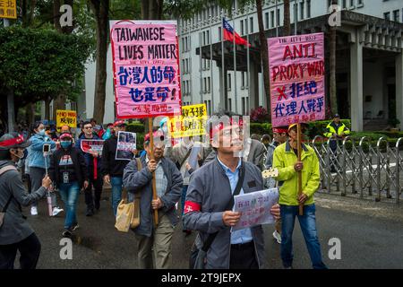 Demonstranten marschieren am 26./11/2023 entlang der Zhongshan South Road in der Nähe des Freiheitsplatzes, des Präsidentenamtes sowie des Außenministeriums in Taipei, Taiwan, und äußern sich gegen die Verlängerung der Wehrpflicht, die Profitgier im Krieg und die Wettrüstung und befürworten Friedensgespräche zwischen Taiwan und China. Der von der Friedens- und Antikriegsplattform, der Parallelregierung, der Linken Allianz und dem Hae Tide Think Tank organisierte Protest hebt die öffentliche Besorgnis über Taiwans geopolitische Haltung und die potenziellen Risiken einer Eskalation der Spannungen in der Straße von Taiwan hervor. Die Teilnehmer, Holdin Stockfoto