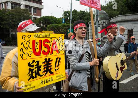 Demonstranten marschieren am 26./11/2023 entlang der Zhongshan South Road in der Nähe des Freiheitsplatzes, des Präsidentenamtes sowie des Außenministeriums in Taipei, Taiwan, und äußern sich gegen die Verlängerung der Wehrpflicht, die Profitgier im Krieg und die Wettrüstung und befürworten Friedensgespräche zwischen Taiwan und China. Der von der Friedens- und Antikriegsplattform, der Parallelregierung, der Linken Allianz und dem Hae Tide Think Tank organisierte Protest hebt die öffentliche Besorgnis über Taiwans geopolitische Haltung und die potenziellen Risiken einer Eskalation der Spannungen in der Straße von Taiwan hervor. Die Teilnehmer, Holdin Stockfoto