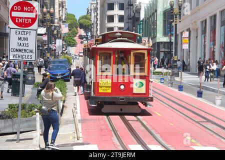 San Francisco, CA - 17. Juli 2022: Historische, berühmte Trolley-Wagen in der Powell Street und Market Street. Fahrt auf der Powell Street zum und vom Fisherman's Wharf. Stockfoto