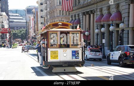 San Francisco, CA - 17. Juli 2022: Historische, berühmte Trolley-Wagen in der Powell Street und Market Street. Fahrt auf der Powell Street zum und vom Fisherman's Wharf. Stockfoto