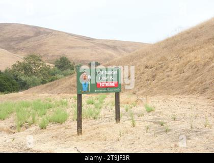 Hayward, KALIFORNIEN - 10. September 2022: Brandgefahr ist heute ein EXTREMES Zeichen im Garin-Nationalpark, dem Standort der ehemaligen Garin Ranch. Trockene Bürste bedeckt die Hänge Stockfoto