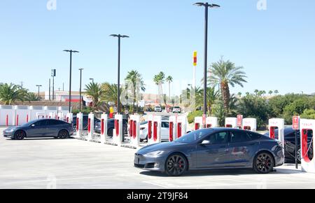 Kettleman City, KALIFORNIEN - 7. Oktober 2022: Tesla Supercharger Station mit 40 Ladestationen, alle mit Solarstrom. Kompressorstationen erlauben Tesla-Autos Stockfoto