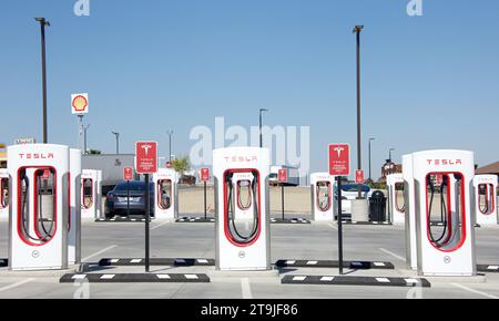 Kettleman City, KALIFORNIEN - 7. Oktober 2022: Tesla Supercharger Station mit 40 Ladestationen, alle mit Solarstrom. Kompressorstationen erlauben Tesla-Autos Stockfoto