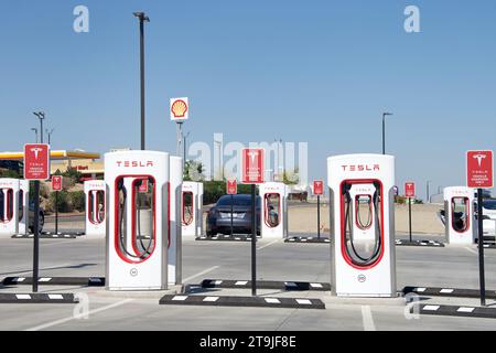 Kettleman City, KALIFORNIEN - 7. Oktober 2022: Tesla Supercharger Station mit 40 Ladestationen, alle mit Solarstrom. Kompressorstationen erlauben Tesla-Autos Stockfoto