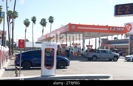 Bakersfield, KALIFORNIEN - 7. Oktober 2022: Tesla Super Charging Station am Stockdale Highway und 5 fwy. Tesla Supercharger Stationen ermöglichen es Tesla Autos schnell zu fahren Stockfoto