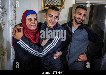 Jerusalem, Israel. November 2023. Die palästinensische Gefangene Israa Jaabis (L) wird von ihrer Familie im Jabel Mukaber-Viertel in Jerusalem begrüßt, während es einen Austausch von Geiseln und Gefangenen zwischen Hamas und Israel gibt. Quelle: Ilia Yefimovich/dpa/Alamy Live News Stockfoto