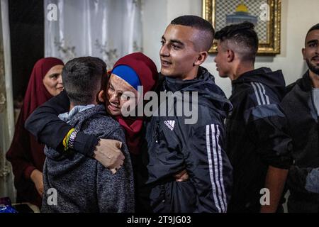 Jerusalem, Israel. November 2023. Die palästinensische Gefangene Israa Jaabis (C) wird von ihrer Familie im Jabel Mukaber-Viertel in Jerusalem begrüßt, während es einen Austausch von Geiseln und Gefangenen zwischen Hamas und Israel gibt. Quelle: Ilia Yefimovich/dpa/Alamy Live News Stockfoto