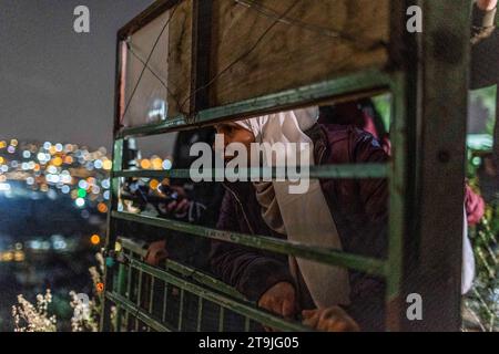 Jerusalem, Israel. November 2023. Familienangehörige der palästinensischen Gefangenen Israa Jaabis warten auf ihre Ankunft im Jabel Mukaber-Viertel in Jerusalem, während ein Abkommen zwischen der Hamas und Israel über Geiseln und Gefangene geschlossen wurde. Quelle: Ilia Yefimovich/dpa/Alamy Live News Stockfoto