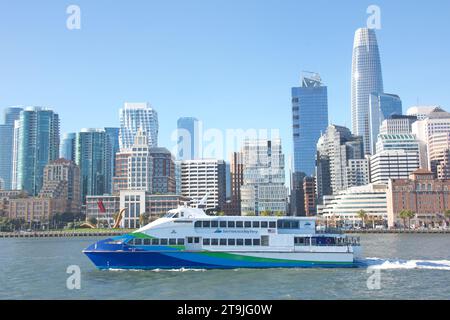 San Francisco, KALIFORNIEN - 27. Oktober 2022: Die San Francisco Bay Ferry bietet Passagierdienste von Oakland und Alameda zum Ferry Building, Pier 41, Ange Stockfoto