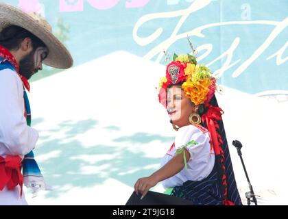 Oakland, KALIFORNIEN - 30. Oktober 2022: Nicht identifizierte Teilnehmer am jährlichen Dia de los Muertos Festival in der Fruitvale-Sektion von Oakland. Stockfoto