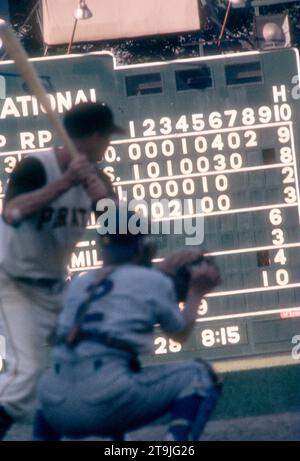 PITTSBURGH, PA - 26. JUNI: Allgemeine Ansicht der Anzeigetafel als Don Hoak #12 der Pittsburgh Pirates Fleats als Fänger El Tappe #2 der Chicago Cubs während eines MLB-Spiels am 26. Juni 1960 auf dem Forbes Field in Pittsburgh, Pennsylvania. (Foto von Hy Peskin) *** örtlicher Bildtitel *** Don Hoak;El Tappe Stockfoto