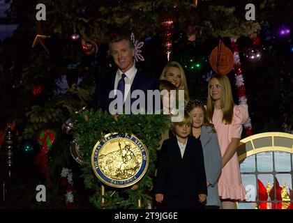 Sacramento, KALIFORNIEN - 1. Dezember 2022: Gouverneur von Kalifornien Gavin Newsom und erste Partnerin Jennifer Siebel Newsom, die an der 91. Jährlichen CA State Capi teilnehmen Stockfoto