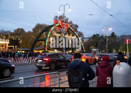 Eintritt zum lebhaften Weihnachtsmarkt (Wiener Christkindlmarkt) in der Winternacht in Rathause, Wien, Österreich Stockfoto