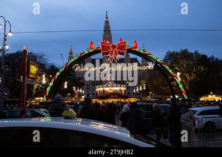 Eintritt zum lebhaften Weihnachtsmarkt (Wiener Christkindlmarkt) in der Winternacht in Rathause, Wien, Österreich Stockfoto