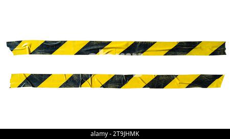 Gelbes und schwarzes Barrikadenband auf weißem Hintergrund mit Beschneidungspfad Stockfoto
