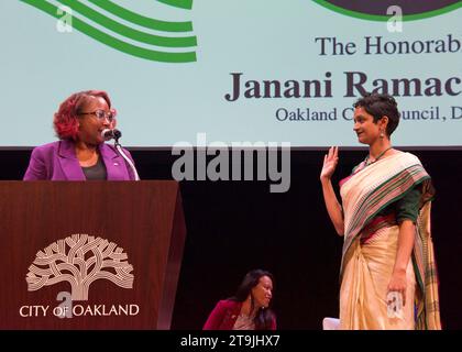 Oakland, KALIFORNIEN - 9. Januar 2023: Janna Ramachandran, Mitglied des Oakland Council, legte während der Einweihungszeremonie des Bürgermeisters den Amtseid ab. Stockfoto