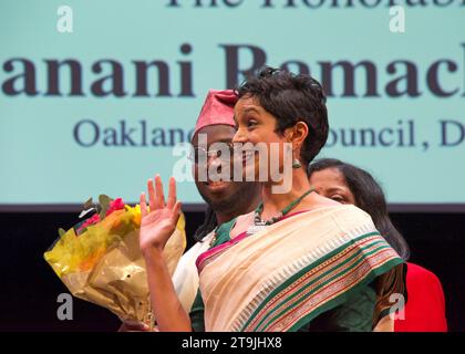 Oakland, KALIFORNIEN - 9. Januar 2023: Janna Ramachandran, Mitglied des Oakland Council, legte während der Einweihungszeremonie des Bürgermeisters den Amtseid ab. Stockfoto